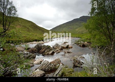 Rocky le cours supérieur de la Eau de Nevis à Glen Nevis Banque D'Images