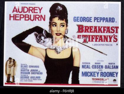 1961, le titre du film : Breakfast at Tiffany's, Directeur : BLAKE EDWARDS, Studio : Paramount, Photo : 1961, BLAKE EDWARDS, Audrey Hepburn, l'affiche, le titre, CARTE, Dame riche, sophistiqué, des bijoux, des fumeurs, des gants, porte-cigarette. (Crédit Image : SNAP) Banque D'Images