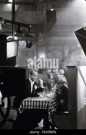 1933, le titre du film : DANCING LADY, Directeur : ROBERT Z LEONARD, Studio : MGM, Photo : DERRIÈRE LES COULISSES, Joan Crawford, ROBERT Z LEONARD, Franchot Tone, studio, PORTRAIT. (Crédit Image : SNAP) Banque D'Images