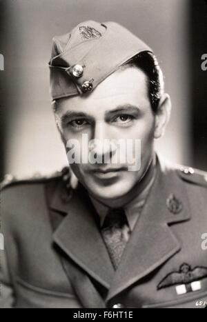 1933, le titre du film : NOUS VIVONS AUJOURD'HUI, Réalisateur : Howard Hawks, Studio : MGM, Photo : 1933, Gary Cooper, PORTRAIT, militaire, uniforme militaire, HEAD SHOT, héros. (Crédit Image : SNAP) Banque D'Images