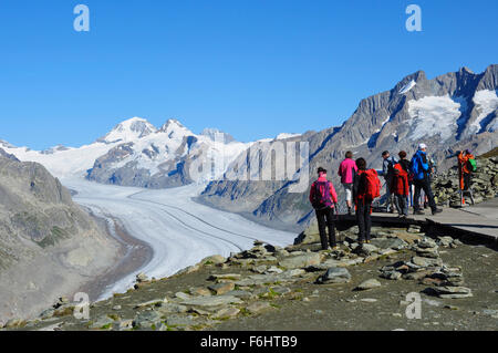 Les touristes et les promeneurs en observant le Grand Glacier d'Aletsch Eggishorn de, Valais, Suisse Banque D'Images