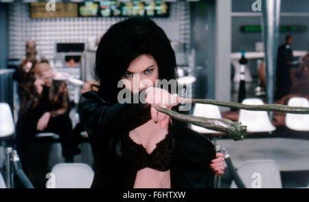 Jun 26, 2002 ; Los Angeles, CA, USA ; film toujours de l'Amblin Entertainment film "Men in Black II' avec Lara Flynn Boyle que Serleena.. (Crédit Image : Images de l'automobile) Banque D'Images