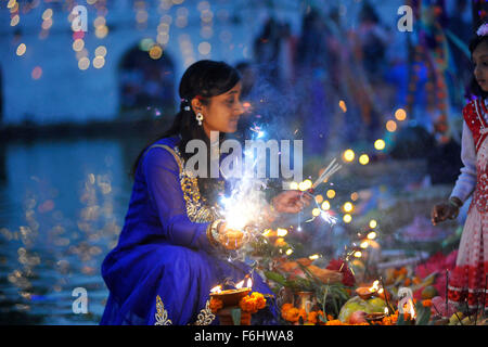 Katmandou, Népal. 17 novembre, 2015. Dévot népalais célèbre en brûlant des pétards comme dévots réalisés rituels traditionnels à Rani Pokhari. Chhath Puja Festival, l'adoration de Dieu Soleil, est commune dans la région du Terai au Népal et est célébré à Katmandou ainsi par les collectivités et du Teraï en Inde. L'adoration doit être basée sur un étang, rivière ou toute les sources d'eau, selon la tradition religieuse. (Photo de Narayan Maharjan / Pacific Press) Credit : PACIFIC PRESS/Alamy Live News Banque D'Images