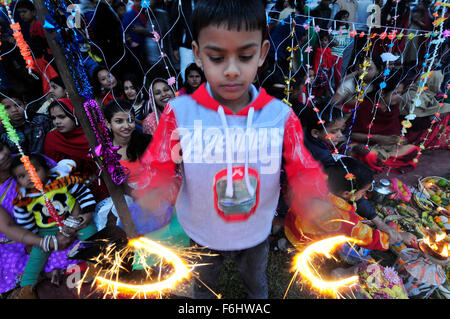 Katmandou, Népal. 17 novembre, 2015. Un enfant célèbre en brûlant des pétards comme dévots réalisés rituels traditionnels à Rani Pokhari. Chhath Puja Festival, l'adoration de Dieu Soleil, est commune dans la région du Terai au Népal et est célébré à Katmandou ainsi par les collectivités et du Teraï en Inde. L'adoration doit être basée sur un étang, rivière ou toute les sources d'eau, selon la tradition religieuse. (Photo de Narayan Maharjan / Pacific Press) Credit : PACIFIC PRESS/Alamy Live News Banque D'Images