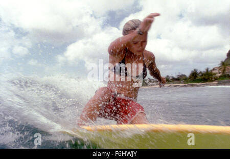 Jul 18, 2002 ; Hollywood, Californie, USA ; Anne Marie, joué par Kate Bosworth surfe sur le tuyau.. (Crédit Image : ) Banque D'Images