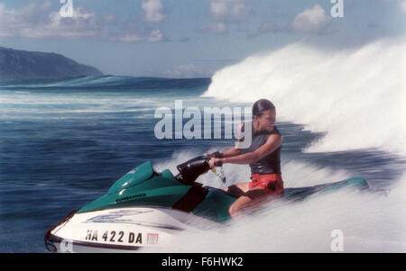 Jul 18, 2002 ; Hollywood, Californie, USA ; Eden, Michelle Rodriguez est pourchassé par un monstre vague comme elle chevauche à resue Anne Marie.. (Crédit Image : ) Banque D'Images