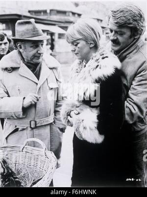 1974, le titre du film : À PARTIR DE LA RUE PETROVKA, Directeur : ROBERT ELLIS MILLER, Studio : UNIV, Photo : Goldie Hawn, Hal Holbrook, ROBERT ELLIS MILLER, directeur dirige, homme embrassant de derrière, châtié, réprimandé, bouleversé, fourrure, veste, À LA RECHERCHE VERS LE BAS. (Crédit Image : SNAP) Banque D'Images