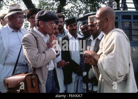 DATE DE SORTIE : Février 25, 1983 TITRE DE LA VIDÉO : Gandhi Réalisateur : Richard Attenborough STUDIO : les investisseurs internationaux du film Résumé : En 1893, Gandhi est jeté d'un train pour l'Afrique du Sud d'être un Indien et de voyager dans un compartiment de première classe. Gandhi se rend compte que les lois ont un parti pris contre les Indiens et décide de lancer une campagne de protestation non violente pour les droits de tous les Indiens en Afrique du Sud Photo : Ben Kingsley le Mahatma Gandhi (crédit Image : les investisseurs internationaux du film c/photos) Banque D'Images