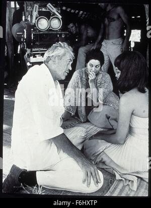 1966, le titre du film : BIBLE, Réalisateur : John Huston, Studio : FOX, Photo : DERRIÈRE LES COULISSES, AVA GARDNER, John Huston, CAMÉRA, film de l'équipage. (Crédit Image : SNAP) Banque D'Images