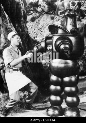 1956, le titre du film : Planète interdite, Directeur : FRED McLEOD WILCOX, Studio : MGM, Photo : EARL HOLLIMAN, ROBBY LE ROBOT, robots-ANDROIDS-CYBORGS-CLONES, SCI-FI, l'EXPLORATION DE L'ESPACE, UNE POIGNÉE DE MAIN, PRÉSENTATION, Introduction, robot, aliens, BON, AMI, AMI, humain, la tempête. (Crédit Image : SNAP) Banque D'Images