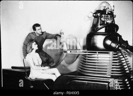 1956, le titre du film : Planète interdite, Directeur : FRED McLEOD WILCOX, Studio : MGM, Photo : Anne Francis, Leslie Nielsen, ROBBY LE ROBOT, robots-ANDROIDS-CYBORGS-CLONES, SCI-FI, l'exploration de l'espace, robot, ALIEN, FRIENDLY, GOOD, pointage, d'apprentissage, de l'éducation, expliquer, montrer, LA TEMPÊTE. (Crédit Image : SNAP) Banque D'Images