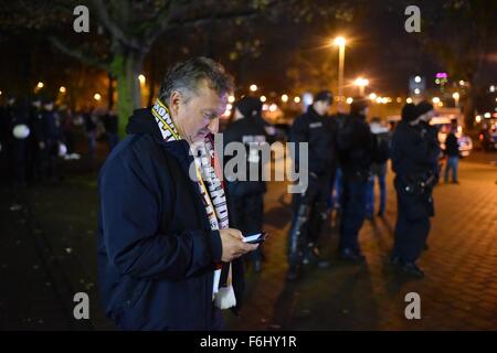 Hanovre, Allemagne. 17 novembre, 2015. En dehors de la police l'IDH-Arena Stadium. Le match de football entre l'Allemagne et la Hollande a été annulée. PHOTO : SPATA OLE/DPA/Alamy Live News Banque D'Images