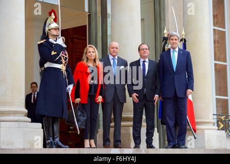 Paris, France. 17 novembre, 2015. La secrétaire d'Etat John Kerry se tient avec le président français François Hollande, le ministre français des Affaires étrangères, Laurent Fabius, et l'Ambassadeur Jane Hartley à l'Elysée, le 17 novembre 2015 à Paris, France. Kerry est à Paris d'exprimer la solidarité de l'Amérique avec le peuple français à la suite des attentats perpétrés par des terroristes islamistes. Banque D'Images