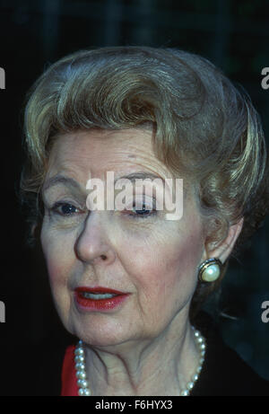 Washington, DC. USA 1996 Phyllis Schlafly Stewart est un ancien avocat de droit constitutionnel américain, activiste conservateur, l'auteur, et le président et fondateur de l'Eagle Forum. Elle est connue pour sa consistance sociale et le conservatisme politique, son opposition au féminisme moderne, et sa campagne contre la ratification de l'égalité des droits de modification de la Constitution des États-Unis. Elle a été très critique à l'égard des accords de contrôle des armements avec l'Union soviétique. Il est actuellement président du conseil et chef de la direction de Eagle Forum. Credit : Mark Reinstein Banque D'Images