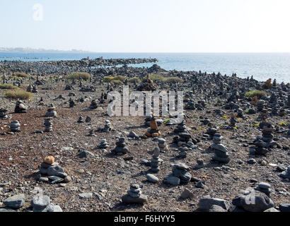 Art de l'équilibre de la pierre, des tas de pierres sur la plage. Costa Adeje à Tenerife, Îles Canaries. Espagne Banque D'Images