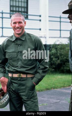 DATE DE SORTIE : Août 13, 1982 TITRE DE LA VIDÉO : Un Officier et Gentleman Réalisateur : Taylor Hackford STUDIO : Lorimar Film RÉSUMÉ : un jeune homme doit achever son œuvre à l'école d'aviation de la Marine pour devenir un aviateur, avec l'aide d'un sergent et sa nouvelle petite amie sur la photo : Richard Gere que Zack Mayo (Image Crédit : c Lorimar Film/photos) Banque D'Images