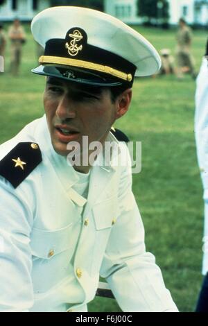 DATE DE SORTIE : Août 13, 1982 TITRE DE LA VIDÉO : Un Officier et Gentleman Réalisateur : Taylor Hackford STUDIO : Lorimar Film RÉSUMÉ : un jeune homme doit achever son œuvre à l'école d'aviation de la Marine pour devenir un aviateur, avec l'aide d'un sergent et sa nouvelle petite amie sur la photo : Richard Gere que Zack Mayo (Image Crédit : c Lorimar Film/photos) Banque D'Images