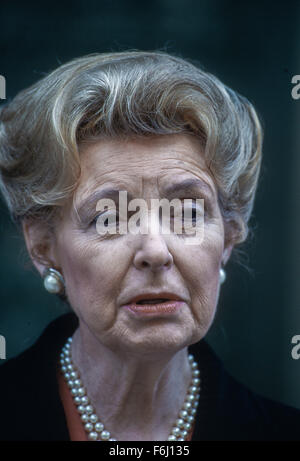 Washington, DC. USA 1996 Phyllis Schlafly Stewart est un ancien avocat de droit constitutionnel américain, activiste conservateur, l'auteur, et le président et fondateur de l'Eagle Forum. Elle est connue pour sa consistance sociale et le conservatisme politique, son opposition au féminisme moderne, et sa campagne contre la ratification de l'égalité des droits de modification de la Constitution des États-Unis. Elle a été très critique à l'égard des accords de contrôle des armements avec l'Union soviétique. Il est actuellement président du conseil et chef de la direction de Eagle Forum. Credit : Mark Reinstein Banque D'Images