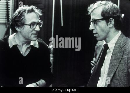 1976, le titre du film : avant, Directeur : MARTIN RITT, Studio : COLUMBIA, présenté : Woody Allen, WALTER BERNSTEIN. (Crédit Image : SNAP) Banque D'Images