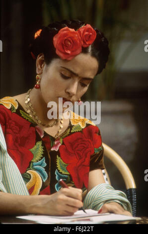 DATE DE SORTIE : 20 Novembre, 2002. Titre du film : Frida. STUDIO : Miramax Films. Résumé : Une biographie de l'artiste Frida Kahlo, qui ont canalisé la douleur d'une blessure invalidante et son mariage tumultueux dans son travail. Sur la photo : Salma Hayek. Banque D'Images