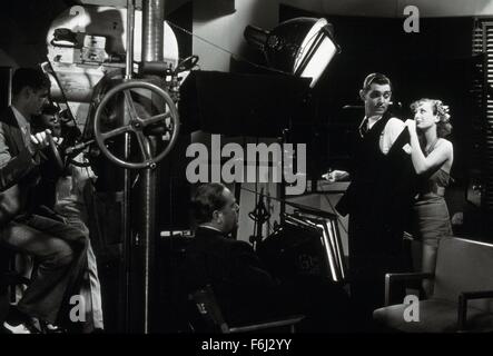 1933, le titre du film : DANCING LADY, Directeur : ROBERT Z LEONARD, Studio : MGM, Photo : DERRIÈRE LES COULISSES, Joan Crawford, Clark Gable. (Crédit Image : SNAP) Banque D'Images