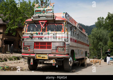 Décorées dans bus Kashmiri Himalayan mountain village Banque D'Images