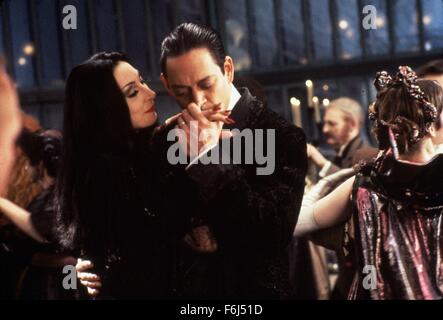 1991, le titre du film : LA FAMILLE ADDAMS, BARRY SONNENFELD, Directeur : Studio : ORION, Photo : Angélica HUSTON, RAUL JULIA. (Crédit Image : SNAP) Banque D'Images