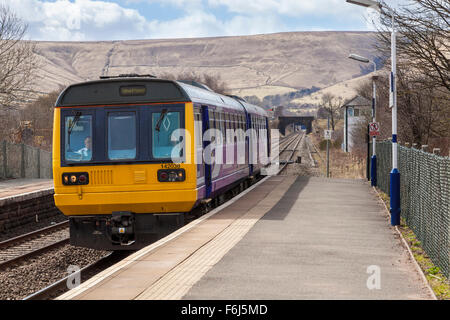 Train du nord arrivant à la plate-forme d'une gare rurale dans le Peak District. Gare D'Edale, Derbyshire, Angleterre, Royaume-Uni Banque D'Images