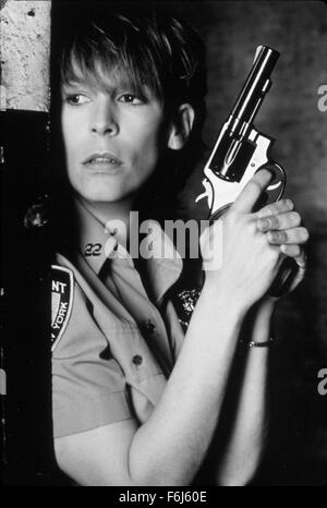 DATE DE SORTIE : Mars 16, 1990 TITRE DE LA VIDÉO : Blue Steel STUDIO : source de photos Réalisateur : Kathryn Bigelow PLOT : une recrue féminine dans la police se livre à un chat et à la souris avec un psychopathe armé d'un pistolet qui devient obsédé par elle. Sur la photo : Jamie Lee Curtis que Megan Turner. (Crédit Image : Foudre c Photos/Images de divertissement) Banque D'Images