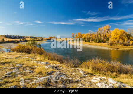 La rivière Missouri qui coule à travers le cours supérieur du Missouri State Park à trois fourches, Montana Banque D'Images