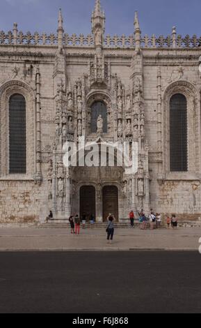 Lisbonne, Portugal - 24 octobre 2014 : l'art Manuélin portail sud du Monastère des Hiéronymites à Lisbonne, avec les gens autour de Banque D'Images