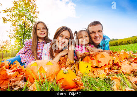 Maman papa et les filles en automne portrait Banque D'Images