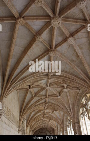 Lisbonne, Portugal - 24 octobre 2014 : des détails architecturaux de la voûte du Monastère des Hiéronymites à Lisbonne, Portugal Banque D'Images