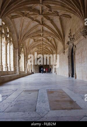 Lisbonne, Portugal - 24 octobre 2014 : Couloir du Monastère des Hiéronymites à Belém quartier de Lisbonne, Portugal Banque D'Images