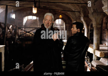 13 mai, 2003 ; Toronto, Ontario, Canada ; Donald Sutherland joue de travers à un mentor Mark Wahlberg dans l'Italienne. L'Italienne's winsome safe cracker Stella Bridger est joué par Charlize Theron. Banque D'Images