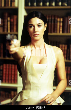 13 mai, 2003 ; Toronto, Ontario, Canada ; Carrie-Anne Moss est dur-amour action hero Trinity, tandis que Monica Bellucci, en haut à droite, et Jada Pinkett, lancez l'aide glam/action facteur dans Matrix Reloaded. Banque D'Images