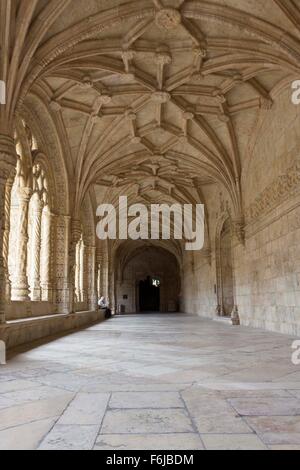 Lisbonne, Portugal - 24 octobre 2014 : Couloir du Monastère des Hiéronymites à Belém quartier de Lisbonne, Portugal Banque D'Images