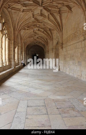 Lisbonne, Portugal - 24 octobre 2014 : Couloir du Monastère des Hiéronymites à Belém quartier de Lisbonne, Portugal Banque D'Images