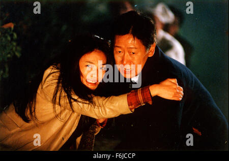 DATE DE SORTIE : Janvier 21, 2004. Titre du film : Une autre catastrophe. STUDIO : China Star Entertainment. PLOT : un Chinois patriotique cop est rediffusée à super-pays de l'Europe de Lavernia comme punition pour ne pas tenir compte des commandes durant une opération de détournement d'avion. Là, il rencontre son ex-petite amie, qui ont fui à Lavernia après la place Tiananmen. Leurs chemins bientôt avec l'enchevêtrement mal mais charismatique chef de la secte japonaise Aum Shinryuu. Sur la photo : . Banque D'Images