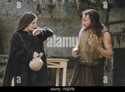 DATE DE SORTIE : Février 25, 2004. Titre du film : La Passion du Christ. STUDIO : Icon Productions. Résumé : une représentation des douze heures dans la vie de Jésus de Nazareth, le jour de sa crucifixion à Jérusalem. L'histoire s'ouvre dans le Jardin des Oliviers où Jésus est allé prier après la dernière Cène. Trahi par Judas Iscariot, le controversé Jésus--qui a effectué des « miracles' et a publiquement annoncé qu'il est "le Fils de Dieu'--est arrêté et repris dans les murs de la ville de Jérusalem. Sur la photo : MAIA MORGENSTERN que Mary et JAMES CAVIEZEL comme Jésus. Banque D'Images