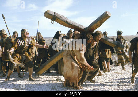 DATE DE SORTIE : Février 25, 2004. Titre du film : La Passion du Christ. STUDIO : Icon Productions. Résumé : une représentation des douze heures dans la vie de Jésus de Nazareth, le jour de sa crucifixion à Jérusalem. L'histoire s'ouvre dans le Jardin des Oliviers où Jésus est allé prier après la dernière Cène. Trahi par Judas Iscariot, le controversé Jésus--qui a effectué des « miracles' et a publiquement annoncé qu'il est "le Fils de Dieu'--est arrêté et repris dans les murs de la ville de Jérusalem. Sur la photo : JARRETH MERZ que Cyrène et JAMES CAVIEZEL comme Jésus. Banque D'Images