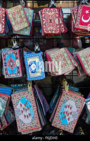 SIDE, TURQUIE - Juillet 07, 2015 : broderie nationale traditionnelle, avec des motifs et modèles. Vente de produits artisanaux. Bazar. Banque D'Images