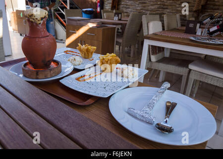 SIDE, TURQUIE - Juillet 07, 2015 : Le restaurant à côté, le serveur a servi la viande de la cocotte. Banque D'Images