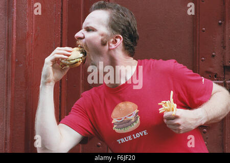 DATE DE SORTIE : Janvier 17, 2004. Titre du film : Super Size Me. STUDIO : Kathbur Pictures. Résumé : Tout en examinant l'influence de l'industrie de la restauration rapide, Morgan Spurlock personnellement examine les conséquences sur sa santé d'un régime uniquement d'aliments de McDonald's pendant un mois. Directeur de la photo : Morgan Spurlock comme lui-même. Banque D'Images