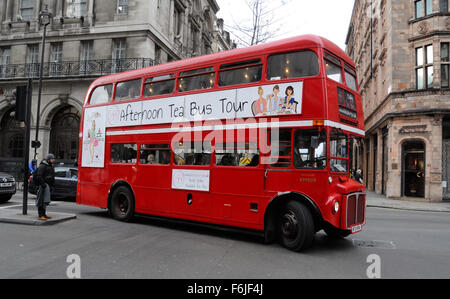 Un traditionnel BB4, vintage bus double étage offrant un thé l'après-midi Bus Tour à Piccadilly, Londres, Angleterre, Royaume-Uni Banque D'Images