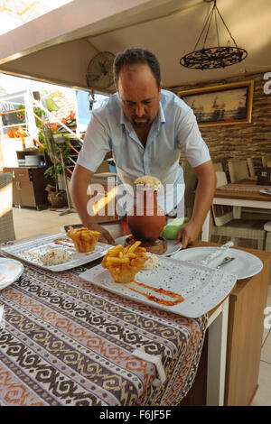 SIDE, TURQUIE - Juillet 07, 2015 : Le restaurant à côté, le serveur a servi la viande de la cocotte. Banque D'Images