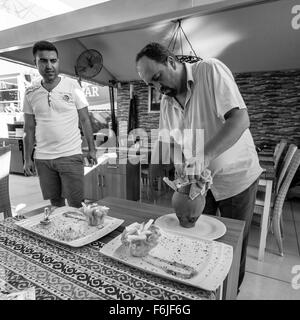 SIDE, TURQUIE - Juillet 07, 2015 : Le restaurant à côté, le serveur a servi la viande de la cocotte. Banque D'Images