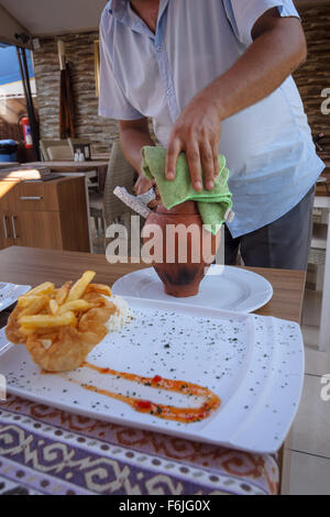 SIDE, TURQUIE - Juillet 07, 2015 : Le restaurant à côté, le serveur a servi la viande de la cocotte. Banque D'Images