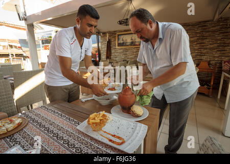 SIDE, TURQUIE - Juillet 07, 2015 : Le restaurant à côté, le serveur a servi la viande de la cocotte. Banque D'Images