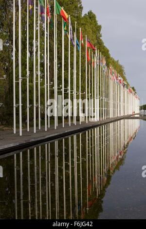 Lisbonne, Portugal - 24 octobre 2014 : Expo de Lisbonne, avec des drapeaux et d'un petit lac artificiel Banque D'Images